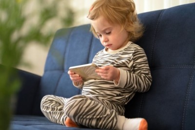 Turning on TV or handing phone to your toddlers to keep them busy? Study reveals why it's dangerous